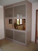 Portes coulissantes en verres laqués et miroirs