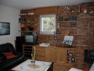 Aménagement d‘un mur par meuble en chêne et étagères
