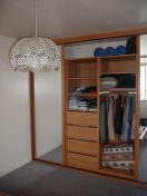 Aménagement intérieur avec penderie et tiroirs